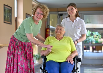 Landesrätin Christiane Teschl-Hofmeister mit FSJ-Absolventin Sophie Pfabigan und Bewohnerin Maria Hauser.