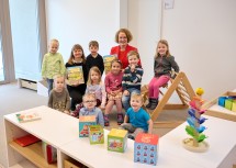 Landesrätin Christiane Teschl-Hofmeister und die Leiterin der betrieblichen Kinderbetreuungseinrichtung Marion Horvath mit den Kids in einem der neuen Gruppenräume.