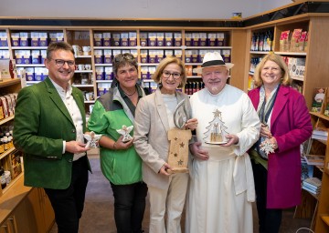 Bei ihrem Besuch im neuen Kräuter- und Klosterladen unterstrich Landeshauptfrau Johanna Mikl-Leitner die Bedeutung des Projekts für Region und Land.