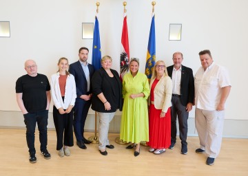 (v.l.n.r.) Sozialwissenschaftler Bernhard Heinzlmaier, Carmen Treml (Agenda Austria), Mathais Lipp-Rosenthal (KI-Schmiede), Andrea Stoick (GF PSZ eGmbH), Landesrätin Susanne Rosenkranz, Sandra Kern (GF AMS NÖ), Stefan Gratzl (WKNÖ) und Robert Hörmann (AK NÖ).