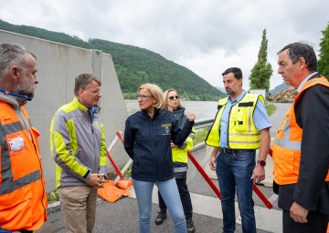 Landeshauptfrau Johanna Mikl-Leitner beim Lokalaugenschein in Aggsbach-Dorf mit Vertretern von Einsatzkräften und Behörden.