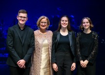 Landeshauptfrau Johanna Mikl-Leitner mit dem „trio andasa“ David Hofbauer,  Sarah Honeder und Anna Andrae.