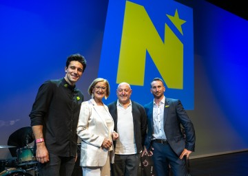 (v.l.n.r.) Musiker Alexander Eder, Landeshauptfrau Johanna Mikl-Leitner, Moderator Rudi Roubinek und Ex-Skirennläufer Marc Digruber im Festspielhaus St. Pölten bei der Feierstunde für Niederösterreichs ausgezeichnete Maturantinnen und Maturanten.