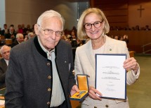 Landeshauptfrau Johanna Mikl-Leitner verlieh dem Gründer und ehem. Obmann des Krippenvereins Vösendorf und ehem. Obmann des NÖ Landeskrippenverbandes Franz Wostalek das „Verdienstzeichen des Bundeslandes Niederösterreich“.