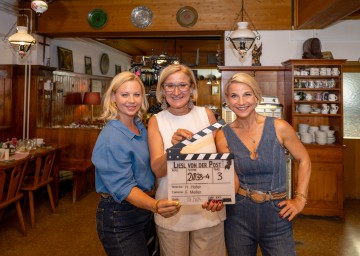 Landeshauptfrau Johanna Mikl-Leitner mit (li.) „Liesl von der Post“ Katharina Straßer und (re.) „Wirtin Rita“ Kristina Sprenger.