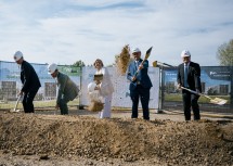 Landeshauptfrau Johanna Mikl-Leitner mit (v.l.) Jörg Beginen, Herbert Pinzolits, Günther Ofner und Wolfgang Scheibenpflug beim offiziellen Spatenstich für den Bau des Flughafenhotels Vienne House Easy.