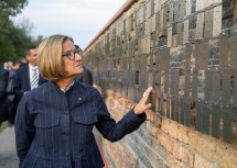 Landeshauptfrau Johanna Mikl-Leitner am neuen Gedenkort im Landesklinikum Mauer.