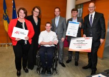 Vizepräsidentin Gerda Schilcher (Arbeiterkammer NÖ), Sozial-Landesrätin Christiane Teschl-Hofmeister, Preisträger Jürgen Scheiner, Direktor Mag. Alexander Bernart (AUVA Landesstelle Wien), Direktorstellvertreter Reinhard Minixhofer (AUVA-Landesstelle Wien), Direktor Johannes Schedlbauer (Wirtschaftskammer NÖ)
