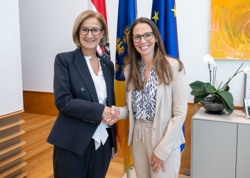 Landeshautfrau Johanna Mikl-Leitner mit Jasmin Klemmer-Schlögl, Bürgermeisterin Purkersdorf.