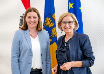 Caritas Österreich Präsidentin Nora Tödtling-Musenbichler und Landeshauptfrau Johanna Mikl-Leitner