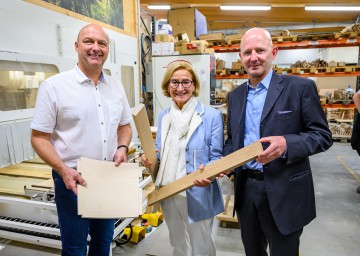 (v.l.) Geschäftsführer Günter Grassmann, Landeshauptfrau Johanna Mikl-Leitner und ecoplus Prokurist Claus Zeppelzauer.
