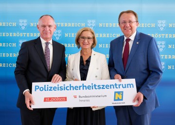 Stellten das Projekt des neuen Polizeisicherheitszentrums Niederösterreich in St. Pölten vor: Bundesminister Gerhard Karner, Landeshauptfrau Johanna Mikl-Leitner und Bürgermeister Matthias Stadler (von links nach rechts).