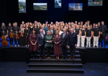 Die Künstlerinnen und Künstler, die den Empfang zum Landesfeiertag gestalteten, mit (vorne v.l.) Schriftstellerin Vea Kaiser, Landtagspräsident Karl Wilfing, Verteidigungsministerin Klaudia Tanner, Landeshauptfrau Johanna Mikl-Leitner, Landesrat Anton Kasser und LH-Stellvertreter Stephan Pernkopf.