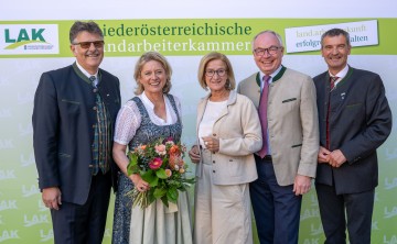 v.l.n.r.: NÖ LAK-Präsident Andreas Freistetter, NÖ LAK-Vizepräsidentin Judith Hartl, Landeshauptfrau Johanna Mikl-Leitner, LH-Stellvertreter Stephan Pernkopf und NÖ LAK-Vizepräsident Franz Sigl bei der Festveranstaltung zu 75 Jahre Landarbeiterkammer Niederösterreich.