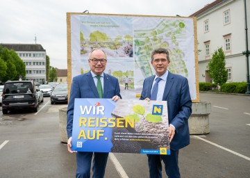 Eines der Vorzeigeprojekte des Bodenbonus ist der Nibelungen-Platz in Tulln: Bei der Eröffnung LH-Stv. Stephan Pernkopf und Bürgermeister Peter Eisenschenk (v.l.).