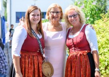 Landeshauptfrau Johanna Mikl-Leitner mit Vertreterinnen des Musikvereins Pöggstall