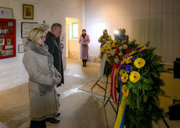 Archivbild von der Kranzniederlegung im ehemaligen Krematorium des Konzentrationslagers in Melk: Landeshauptfrau Johanna Mikl-Leitner und Innenminister Gerhard Karner, im Hintergrund Barbara Glück, Leiterin der Gedenkstätte Mauthausen (das ehemalige KZ Melk gehört organisatorisch zur Gedenkstätte Mauthausen).