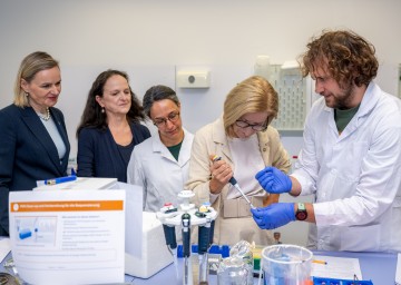 Landeshauptfrau Johanna Mikl-Leitner bei ihrem Betriebsbesuch im Josef Ressel Zentrum ReSTex der FH Wr. Neustadt am Campus Tulln.