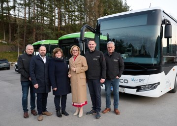 Erich Vollmer (OBERGER Firmengruppe), Bürgermeister Josef Schrammel, Vize-Bürgermeisterin Renate Buchegger, Landeshauptfrau Johanna Mikl-Leitner, Christian Oberger (GF OBERGER Firmengruppe) und Wilhelm Oberger (Senior-Chef OBERGER Firmengruppe)