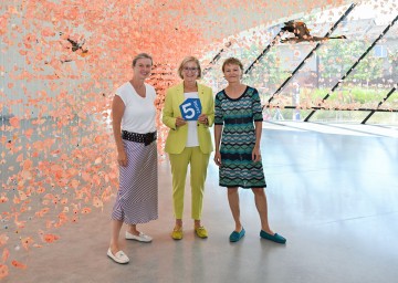 Das 6. Kinder.Kunst.Fest auf der Kunstmeile Krems bietet ein buntes Programm, auch in der Landesgalerie, die heuer ihr fünfjähriges Bestehen feiert: Geschäftsführerin Julia Flunger-Schulz, Landeshauptfrau Johanna Mikl-Leitner und Direktorin Gerda Ridler (v.l.n.r.)