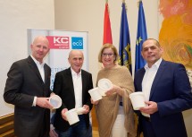 (v.l.n.r.) Claus Zeppelzauer, ecoplus Prokurist und Bereichsleiter Unternehmen & Technologie, Christian Rupp, ALPLA Industrial Austria GmbH, Landeshauptfrau Johanna Mikl-Leitner, Otmar Ruhaltinger und Gabriel-Chemie Gesellschaft m.b.H. bei der Vorstellung des Kunststoff-Cluster Projekts „InCanPres“.