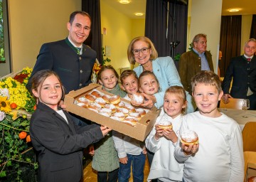 Landeshauptfrau Johanna Mikl-Leitner und Bürgermeister Manuel Zusag mit den Kindern der Volksschule Lichtenwörth, die die Feier zum 850. Geburtstag von Lichtenwörth tänzerisch und mit einem Gedicht umrahmten.