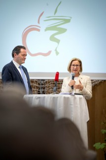 Landeshauptfrau Johanna Mikl-Leitner und Bundesminister Norbert Totschnig im Gespräch.