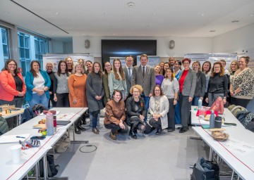 Familien-Landesrätin Christiane Teschl-Hofmeister beim jüngsten Lehrgang zur Leitungsausbildung