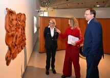 Landeshauptfrau Johanna Mikl-Leitner mit der künstlerischen Leiterin des KinderKunstLabors Mona Jas und Bürgermeister Matthias Stadler beim Rundgang durch die Ausstellung.