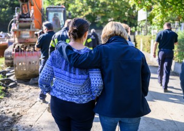 Die Hotline „Hilfe bei Hochwasser“ 02742/9005-12100 biete Informationen zu direkter, rascher, unbürokratischer Soforthilfe für Betroffene, so Landeshauptfrau Johanna Mikl-Leitner.