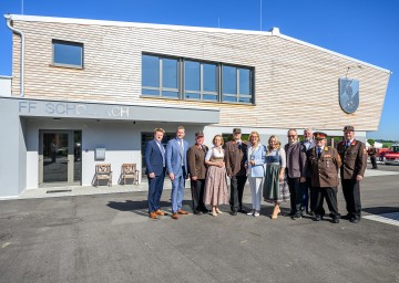 Bei der Eröffnung der neuen Einsatzzentrale der FF Schollach: (v.l.) Vizebürgermeister Daniel Dornstauder, Bürgermeister Martin Berger, Bezirkshauptfrau Daniela Obleser, FF Schollach Kommandant Markus Schaberger, Landeshauptfrau Johanna Mikl-Leitner, Landtagsabgeordnete Silke Dammerer und Bürgermeister a. D. Walter Handl mit ehemaligen Kommandanten der drei Feuerwehren aus dem Gemeindegebiet von Schollach.
