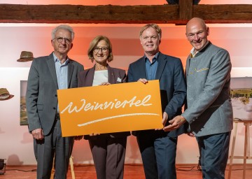 "25 Jahre Weinviertel Tourismus GmbH“ im Althof Retz: (v.l.) Markenexperte Franz Hirschmugl, Michel Duscher (GF NÖ Werbung), Landeshauptfrau Johanna Mikl-Leitner und Hannes Steinacker (GF Tourismus Weinviertel GmbH).