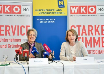 Wirtschaftslandesrätin Dr. Petra Bohuslav und Sonja Zwazl, Präsidentin der NÖ Wirtschaftskammer, präsentierten gemeinsame Maßnahmen zur positiven Entwicklung des Wirtschaftsstandortes Niederösterreich (von links nach rechts).