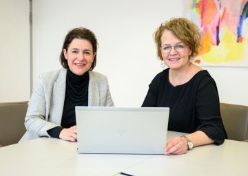 Familien-Landesrätin Christiane Teschl-Hofmeister und Barbara Trettler, Geschäftsführerin der NÖ Familienland GmbH.