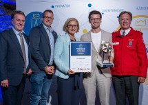 Gewinner in der Kategorie „Regionale Wertschaffung“ ist die Fürst Holding GmbH aus Golling an der Erlauf (v.l.): WKNÖ-Präsident Wolfgang Ecker, Caritas-Generalsekretär Christoph Riedl, Landeshauptfrau Johanna Mikl-Leitner, Geschäftsführer Lukas Fürst sowie Rotes Kreuz-Vizepräsident Werner Kraut.