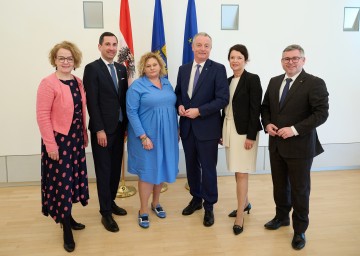 Bei der Präsentation des neuen Vorstandsteams der NÖ LGA (v.l.n.r.) Landesrätin Christiane Teschl-Hofmeister, das neue Vorstandsteam Bernhard Kadlec, Elisabeth Bräutigam und Gerhard Dafert, Aufsichtsratsvorsitzende Susanne Höllinger und Landesrat Ludwig Schleritzko.