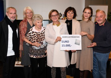 Benefiz-CD für Hospizbewegung Niederösterreich präsentiert. Schauspieler Johannes Krisch, Brigitte Riss, Vorsitzende Landesverband Hospiz Niederösterreich, Waltraud Haas, Landeshauptfrau Johanna Mikl-Leitner, Christine Zeiner vom Landesverband Hospiz Niederösterreich, Schauspielerin Larissa Fuchs und Schauspieler Rudi Roubinek (v.l.n.r.)