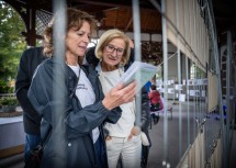 Landeshauptfrau Johanna Mikl-Leitner mit Architektin und Projektleiterin „Handwerk & Baukultur“ Johanna Digruber „Auf der Walz“ am Standort Payerbach.