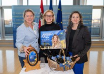 Von links nach rechts: Judith Hartl (Kellermeisterin NÖ Landesweingüter), Landeshauptfrau Johanna Mikl-Leitner und Sonja Strauß (Obfrau DPV NÖ Landhaus).