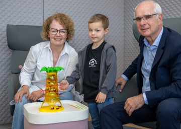 Familien-Landesrätin Christiane Teschl-Hofmeister und Andreas Auer, Obmann des Landesgremiums Papier- und Spielwarenhandel der Wirtschaftskammer Niederösterreich, mit Theo.