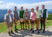 (v.l.) Pater Michael Staberl, Bürgermeister Thomas Teubenbacher, LH-Stellvertreter Stephan Pernkopf, Ministerin Klaudia Tanner, NÖ Alm- und Weidewirtschaftsverein-Obmann Josef Mayerhofer und Landwirtschaftskammer NÖ-Präsident Johannes Schmuckenschlager.