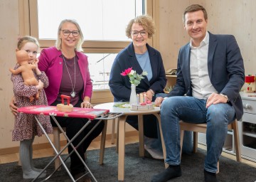 (v.l.n.r.): Bürgermeisterin Marion Török, Familien-Landesrätin Christiane Teschl-Hofmeister und Landesrat Sven Hergovich