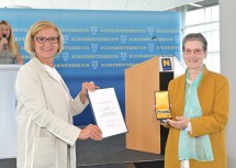 Landeshauptfrau Johanna Mikl-Leitner überreichte Dorothea Seiferth ein Landesehrenzeichen