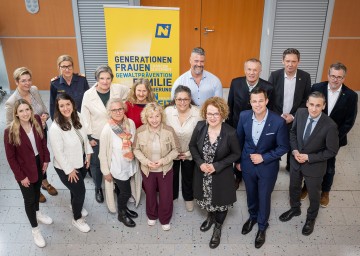 (v.l.n.r.): 1. Reihe: Claudia Pfeffer (Land NÖ), Birgit Tsolakidis (Leiterin NÖ Kinder- und Jugendanwaltschaft NÖ), Sabine Hilbert (Land NÖ), Landesrätin Eva Prischl, Astrid Schrattenholzer (GF Gewaltschutzzentrum NÖ), Landesrätin Christiane Teschl-Hofmeister, Bildungsdirektor Karl Fritthum, Schulqualitätsmanager Matthias Hesse, 2. Reihe: Susanne Gröschl (Landesgesundheitsagentur NÖ), Sonja Stamminger (Landespolizeidirektion NÖ), Hedwig Wölfl (Geschäftsführerin die Möwe), Olinda Albertoni (Leiterin Frauenhaus St. Pölten), Alexander Grohs (Leiter Verein Neustart), Landespolizeidirektor NÖ Franz Popp, Leiter Landeskriminalamt NÖ Stefan Pfandler und Abteilungsleiter Florian Morgenbesser