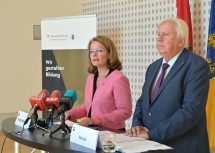 Christiane Teschl-Hofmeister und Johann Heuras bei der Pressekonferenz