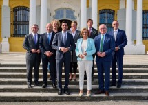 Klausur in Schloss Hof, von links nach rechts: Landesrat Ludwig Schleritzko, Landesrat Christoph Luisser, Landesrätin Christiane Teschl-Hofmeister, LH-Stellvertreter Udo Landbauer, Landesrätin Susanne Rosenkranz, Landeshauptfrau Johanna Mikl-Leitner, Klubobmann Reinhard Teufel, LH-Stellvertreter Stephan Pernkopf und Klubobmann Jochen Danninger.