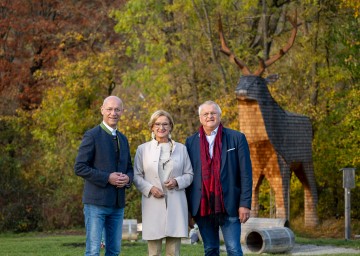 (v.l.n.r.:) Dompfarrer Faber, Landeshauptfrau Johanna Mikl-Leitner und Umweltdachverband-Ehrenpräsident Gerhard Heilingbrunner beim Treffen am Wiener Himmel, im Hintergrund der hölzerne Auhirsch.