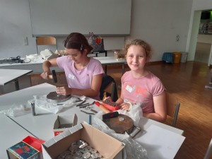 Zwei Mädchen arbeiten mit Werkzeugen