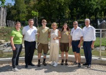 Landeshauptfrau Johanna Mikl-Leitner beim Besuch im Tierpark Haag.