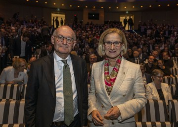 Landeshauptfrau Johanna Mikl-Leitner mit Gastredner Peter Bußjäger, Direktor des Instituts für Föderalismus.